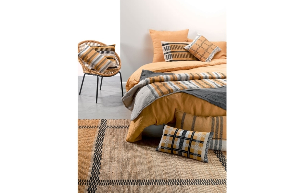 Un tapis dans une chambre: élément décoratif et pratique !